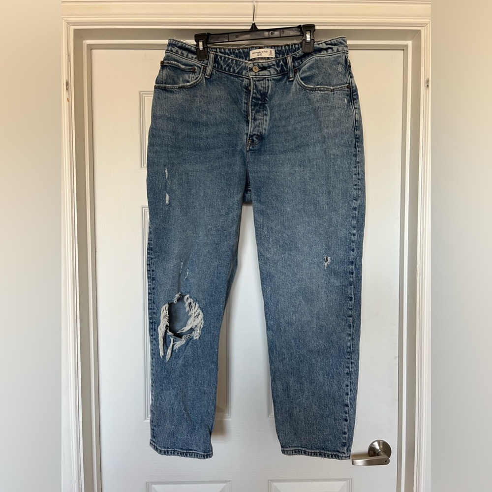 NWOT. Abercrombie & Fitch Curve Love High Rise Dad Jeans. Size 14/32.
